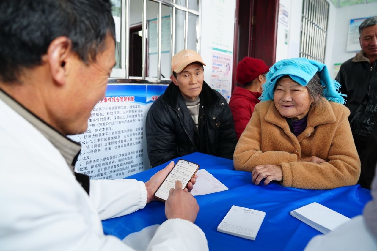 村医张胜义用蚂蚁阿福为村民问诊	。