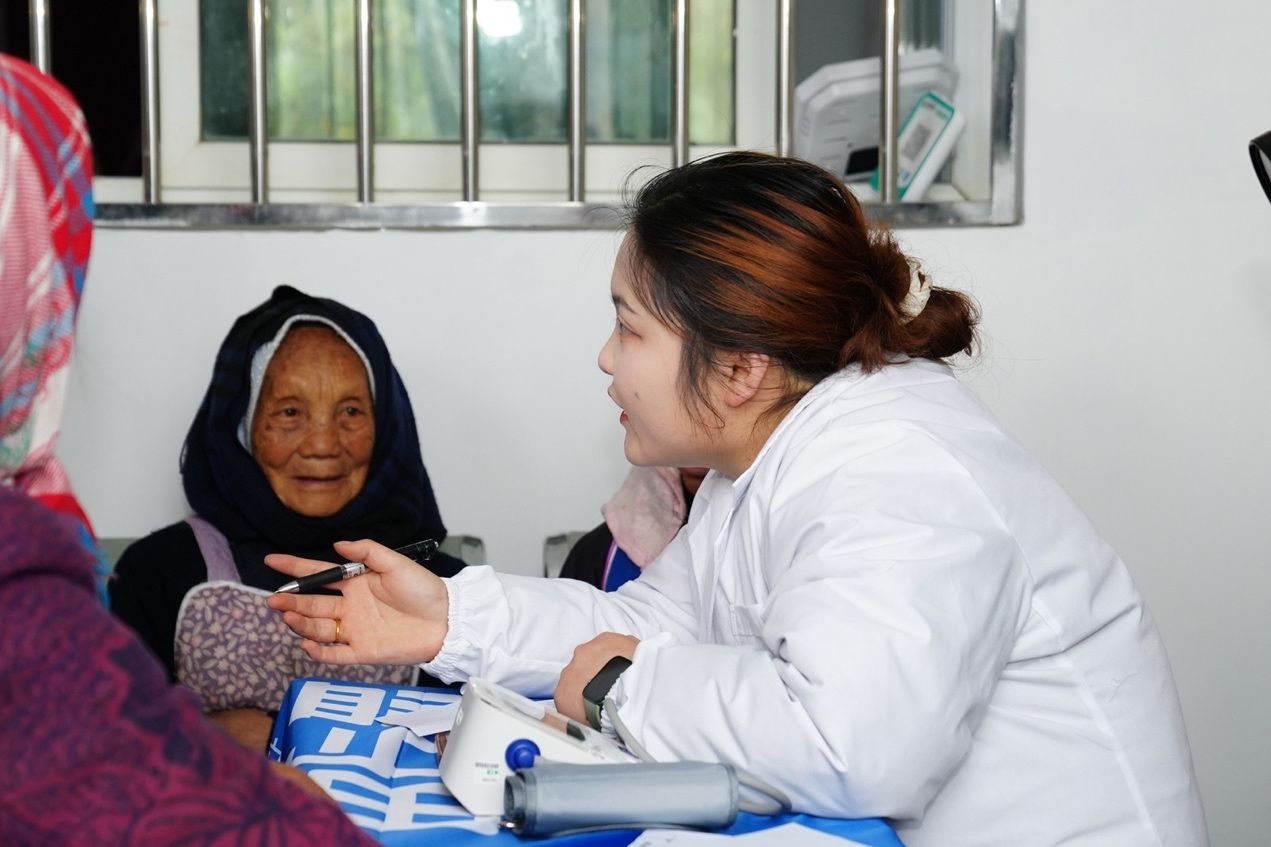 村医刘婷婷为村民问诊。